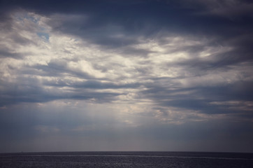 Naklejka na ściany i meble Dunkle Wolken am Horizont auf dem Meer