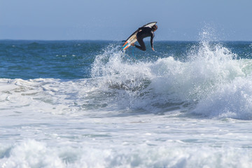 Manobra de surfista na praia de Carcavelos Portugal