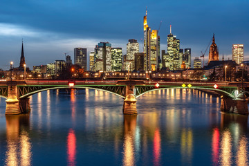 Fototapeta na wymiar Skyline von Frankfurt am Main in der Dämmerung mit Ignatz-Bubis-Brücke im Vordergrund