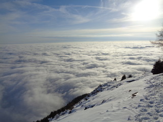 mare di nuvole con orme impresse sulla neve con sensazione di camminare sopra i cieli