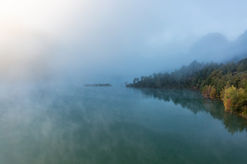 Niebla sobre el agua del pantano un día de otoño