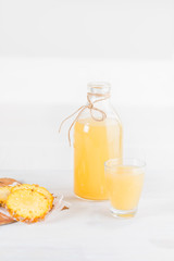 Ananassaft in der Flasche