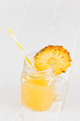 Ananassaft im Glas