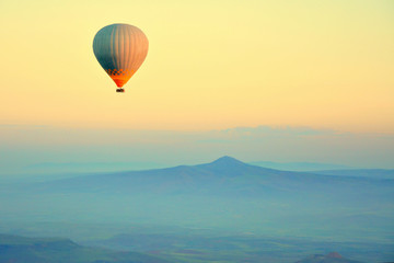 Fototapeta na wymiar Balon nad Kapadocją, Turcja