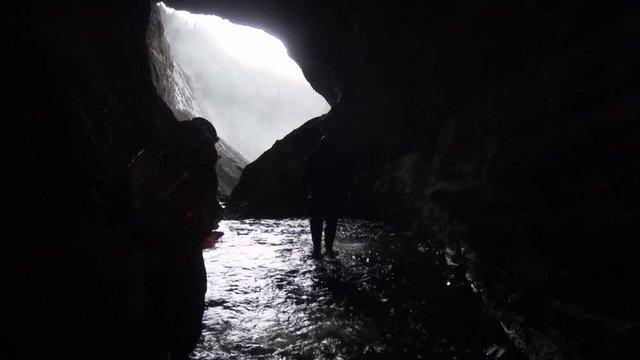 Cave diver returns to the cave mouth