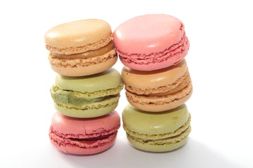 Macarons con sfondo bianco