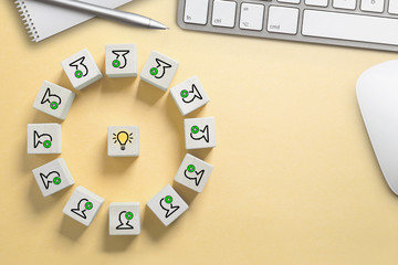 Teamwork - viele Köpfe arbeiten an einer Idee