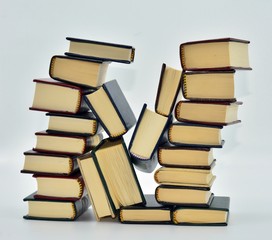 Pila de libros caída