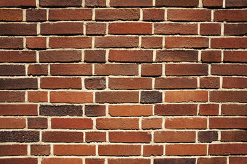 Naklejka premium Mauer am Haus. Ziegel braun, orange, rötlich. Wand als Hintergrund