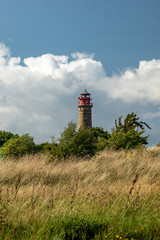 Peilturm am Kap Arkona auf Rügen von der Landseite aus mit Feld im Vordergrund