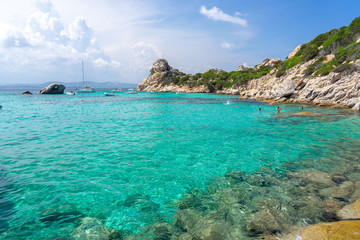 Fototapeta premium Piękna plaża archipelagu la Maddalena. Sardynia, Włochy