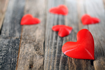 Obraz premium Red hearts on old wooden planks