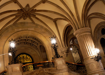 Säulen und Bögen in der Eingangshalle des Rathaus