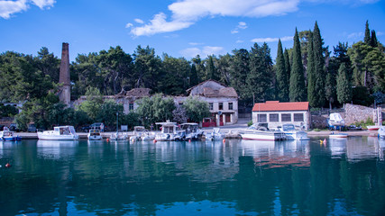 Obraz premium Small boats moored in the inlet at Vrboska
