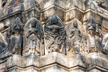 Obraz premium carved detail at the pancharam of the Wat Si Sawai in the Historical Park of Sukhothai, Thailand, Asia