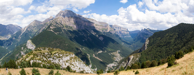 Fototapeta na wymiar Vistas al valle de Ordesa desde Monte El Cebollar, en Huesca, Pirineos. Ruta a pie por Pirineos