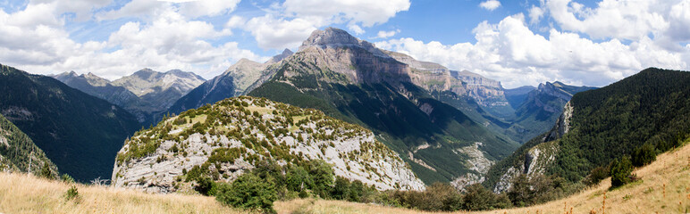 Vistas al valle de Ordesa desde Monte El Cebollar