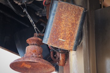 Rostiger Lautsprecher und Lampe