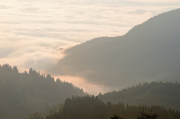 Obraz na płótnie Canvas Fog is high in the mountains