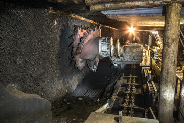 Coal mining machine with rotating cutting drums