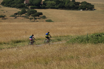 Obraz premium Cyclist ride on the road leading to Beachy Head fron Seven Sisters