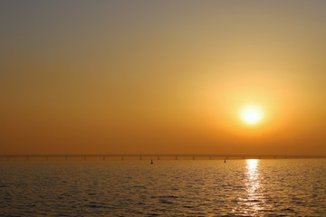 関空連絡橋に沈む夕日