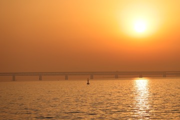 関空連絡橋に沈む夕日