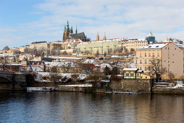 Obraz premium Snowy Prague Lesser Town with Prague Castle above River Vltava, Czech republic