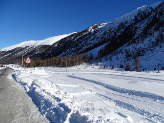 panorama invernale innevato a livigno 