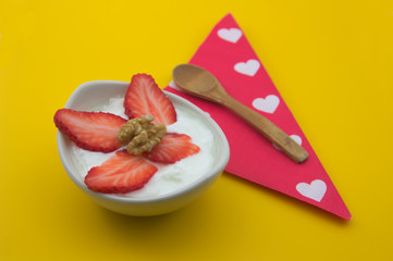 Snack based on yogurt and strawberries