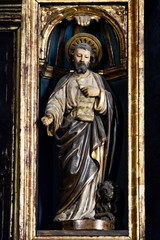 Sculpture en bois d'un saint dans une cathédrale, Barcelone
