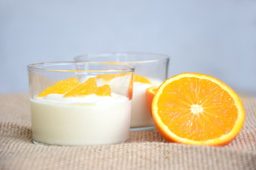 Orangenjoghurtcreme im Glas mit frischen Orangen