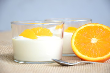 Fototapeta na wymiar Orangen Joghurtcreme im Glas serviert