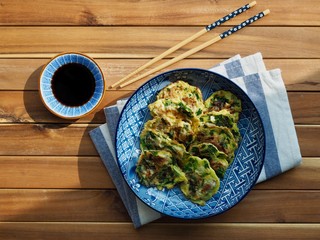 한국 음식 굴 부침개와 간장 