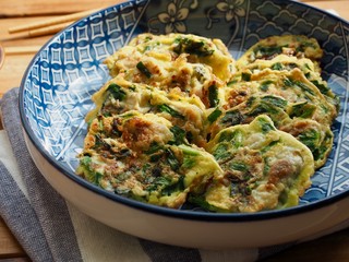 한국 음식 굴 부침개와 간장 