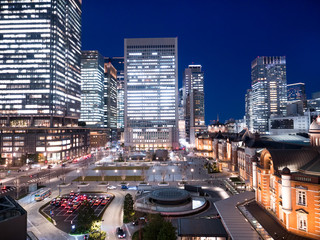 東京駅丸の内口と高層ビル街