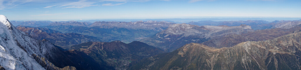 Fototapeta na wymiar A panorama of a mountain view from Aiguille du Midi