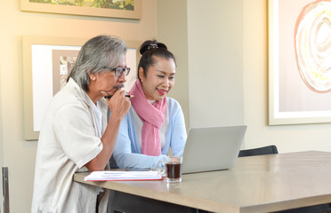 Fototapeta premium Senior couples studying the use of laptop. concept Senior couples use of laptop for digital online.
