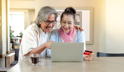 Fototapeta na wymiar Senior couples studying the use of laptop. concept Senior couples use of laptop for digital online.