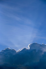 夏の雲。神々しい光。