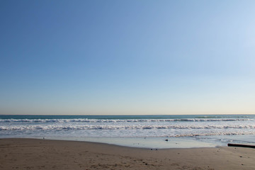 Fototapeta na wymiar 波が打ち寄せる砂浜