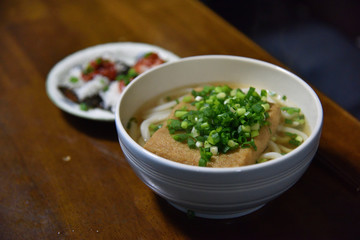 日本の美味しくて美しいきつねうどん