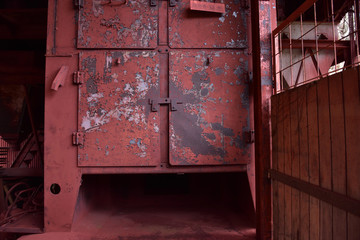 日本の美しい赤く染まった廃工場