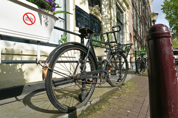 Interdiction de stationner velo et byciclette à Amsterdam