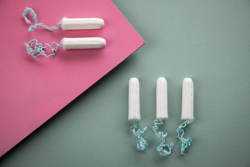 Tampons auf Rosa und Mint Pastell Hintergrund für weibliche Hygiene bei Menstruation Periode Zyklus