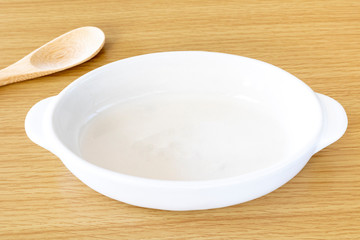 グラタン皿とテーブル