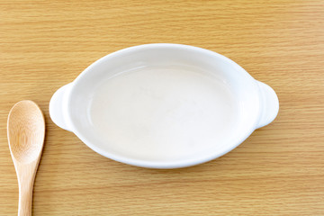 グラタン皿とテーブル