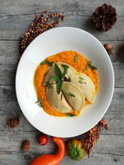 Ravioli ripieni di zucca e noci
