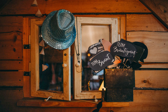 Dekoration und props f&uuml;r eine Fotobox auf der Hochzeitsfeier. Die Verkleidungen h&auml;ngen an einem Holzfenster in einem Haus.
