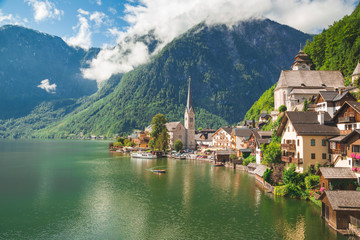 Fototapeta na wymiar Halstatt, a beautiful austrian village on a lake.